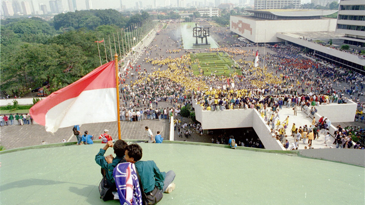 Unjuk rasa di Gedung DPR/MPR RI, Mei 1998. (Sumber: Tempo/Rully Kesuma)